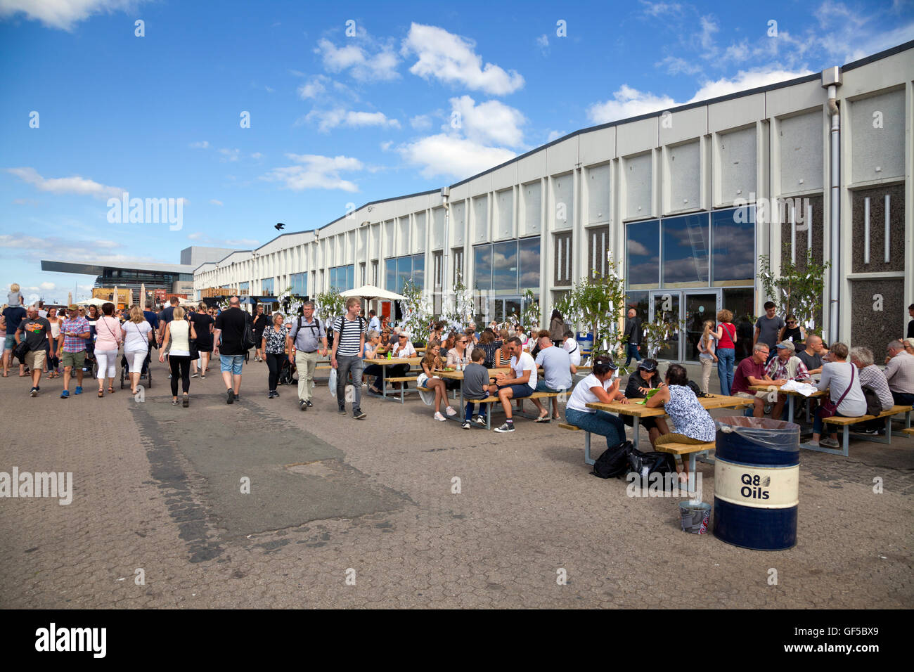 Coin salon extérieur au nouveau eatery et premier vrai marché alimentaire rue Papier Papirøen, Island, de l'alimentation de tous les coins du monde. L'alimentation de rue de Copenhague Banque D'Images