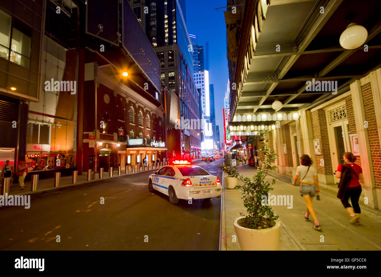 Les rues du centre-ville de Manhattan dans la nuit avec Paris voiture de police Banque D'Images