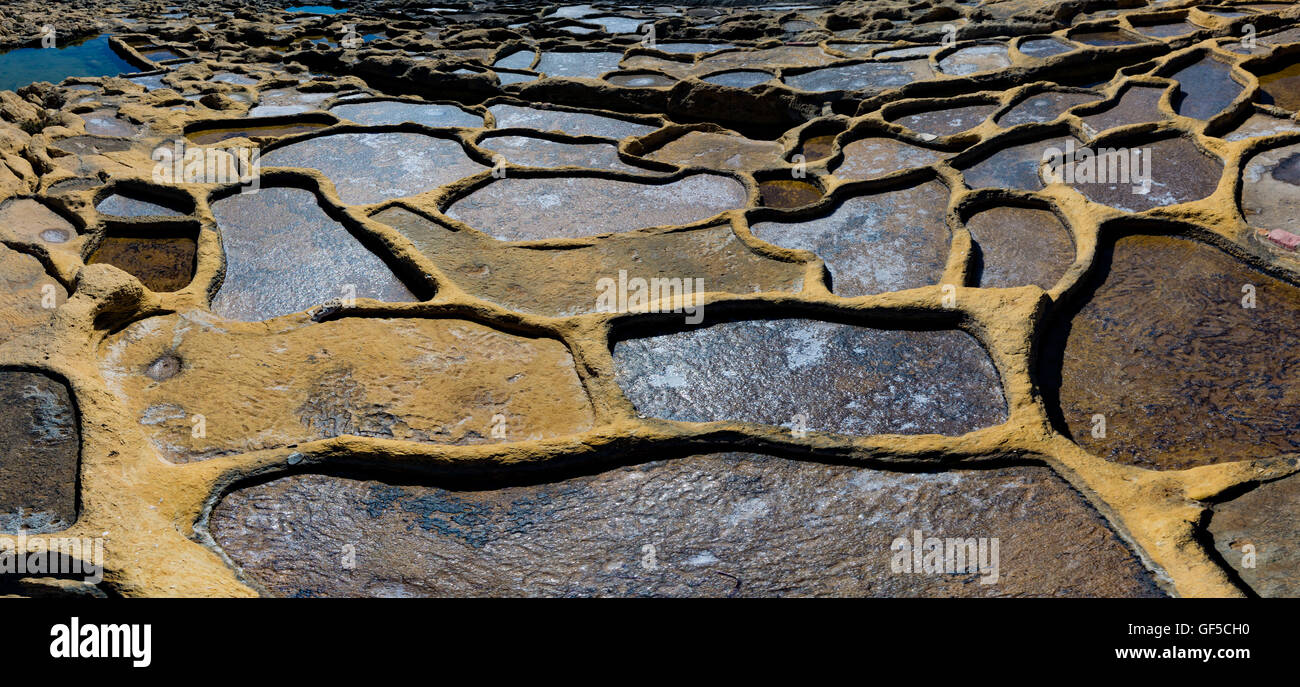 L'homme a fait l'évaporation des étangs pour la production de sel, Malte Banque D'Images