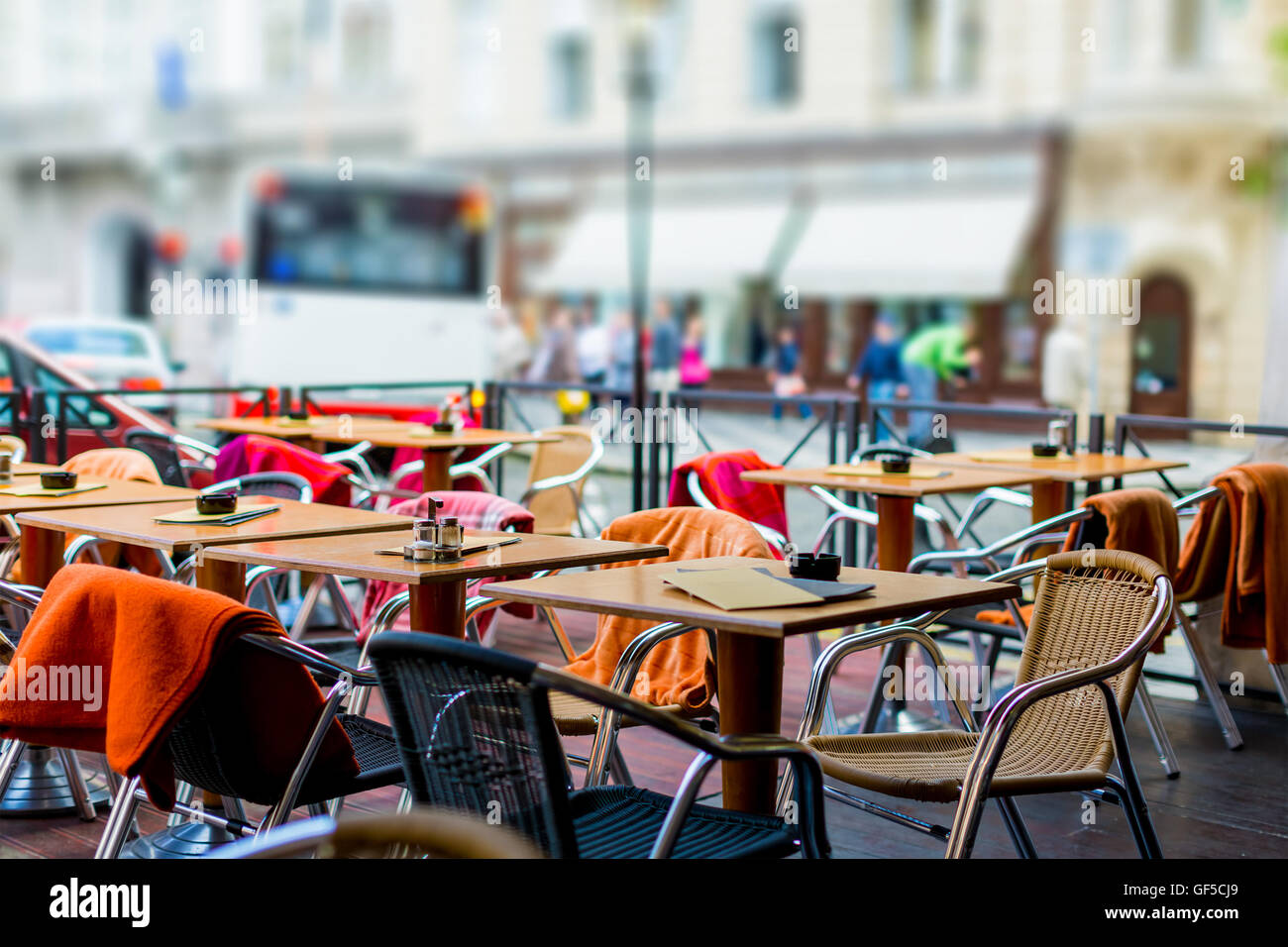 Street view d'une terrasse de café avec des tables et chaises en ville européenne Banque D'Images