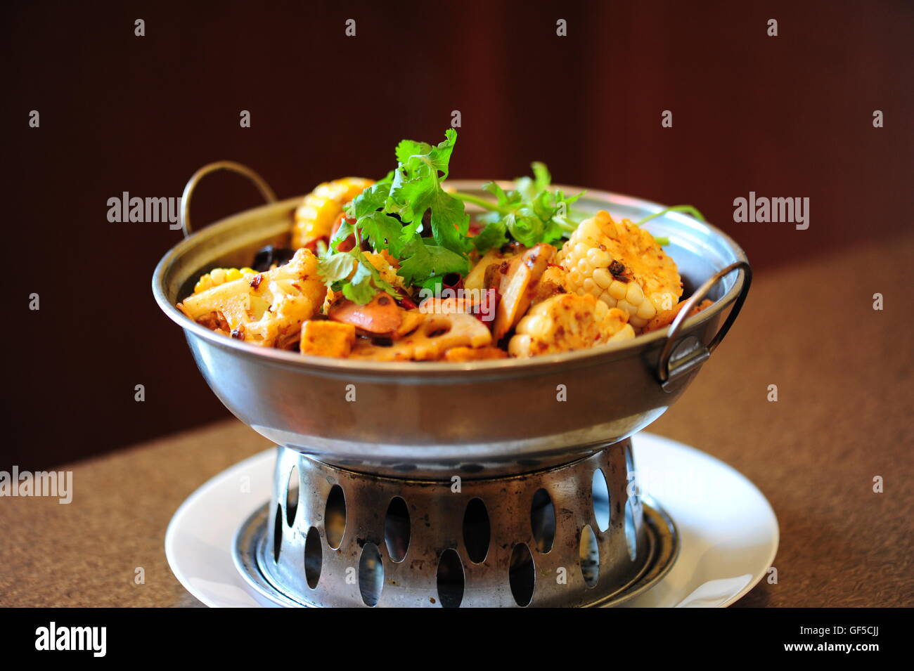 La nourriture chinoise à sec un pot chaud épicé plat fait populaire dans la  province du Sichuan de la Chine a fait dans un wok Photo Stock - Alamy