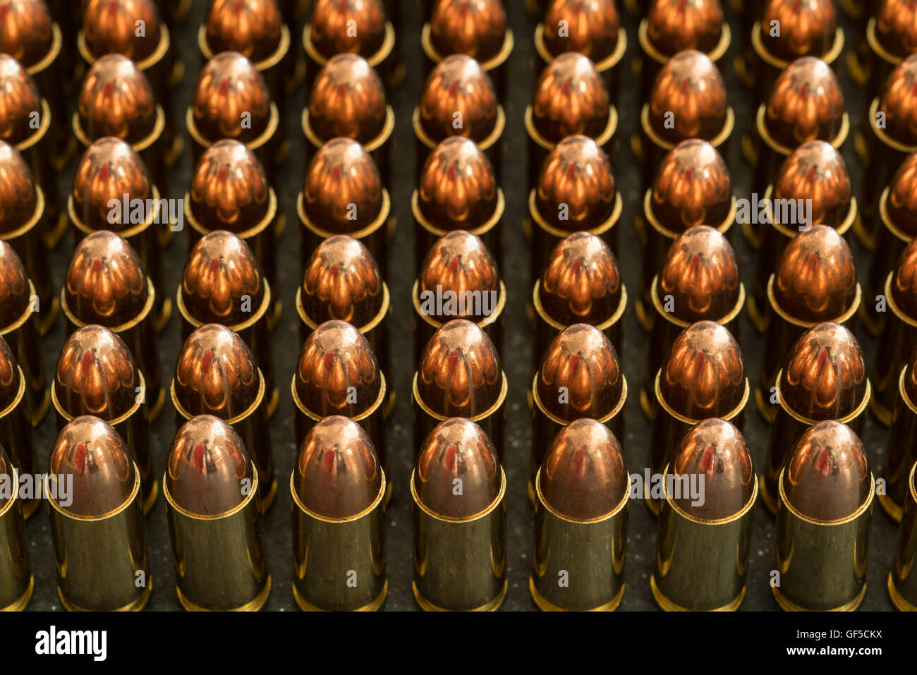 9 mm Munitions balles sur le fond sombre de l'ardoise Banque D'Images