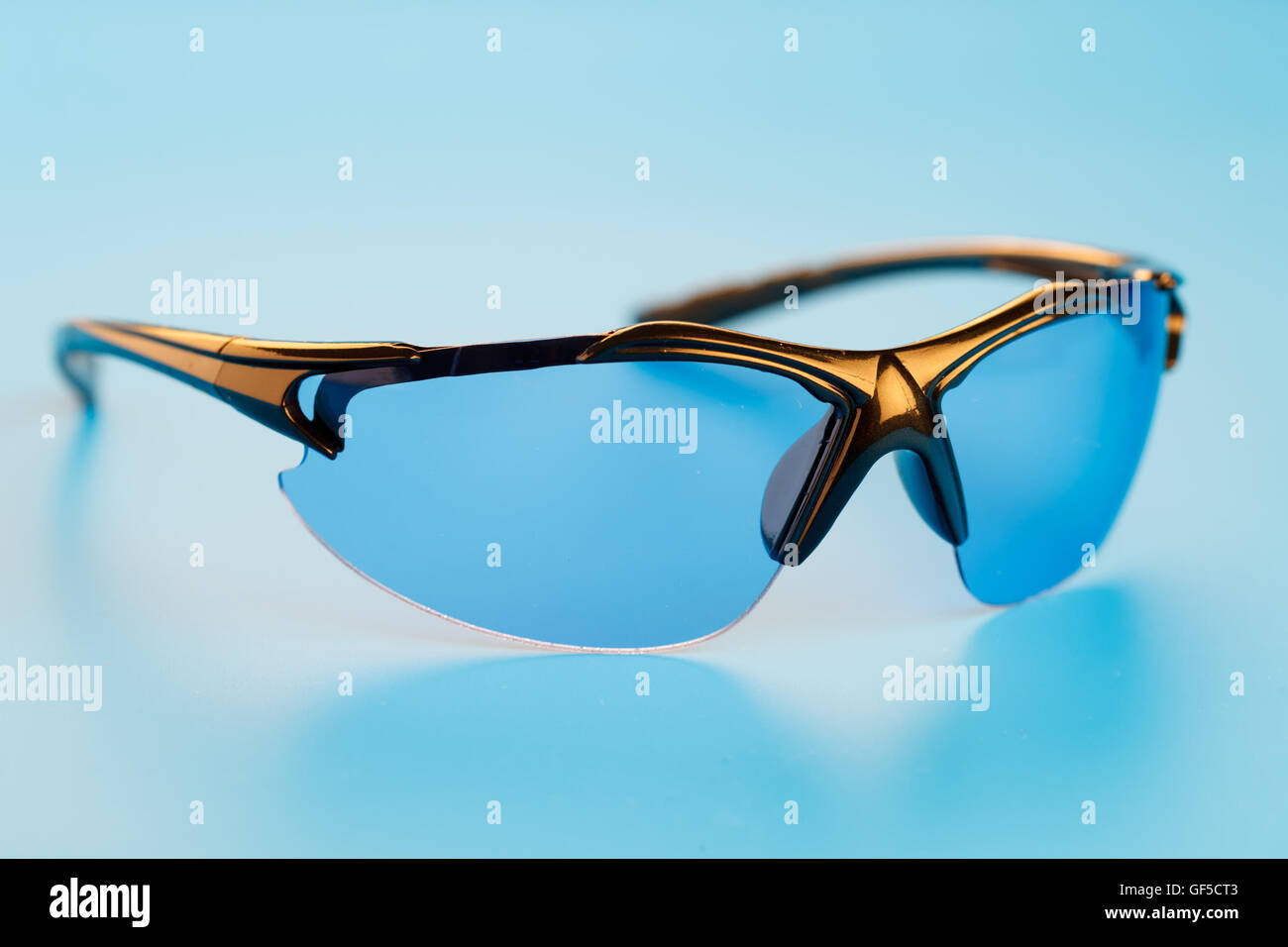 Le port de lunettes de sécurité à verres bleu Photo Stock - Alamy