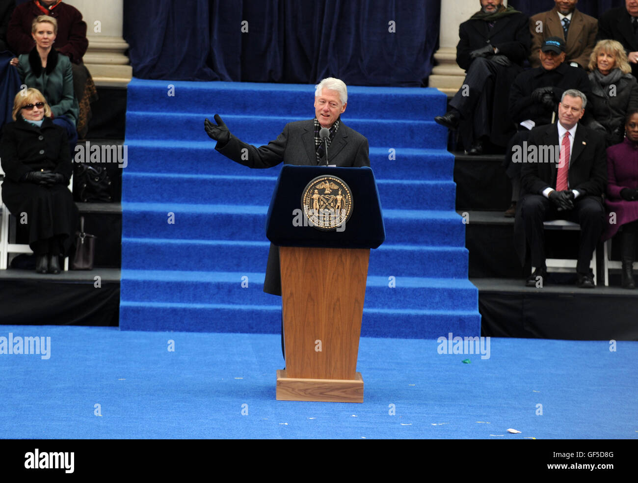 NEW YORK, NY - 01 janvier : Bill Clinton lors de la cérémonie d'inauguration du Bill de Blasio que New York City's 109e maire le 1 er janvier 2014 sur les marches de l'Hôtel de ville de New York. VanTine / MediaPunch Crédit : Banque D'Images
