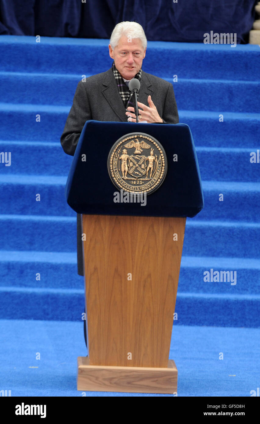 NEW YORK, NY - 01 janvier : Bill Clinton lors de la cérémonie d'inauguration du Bill de Blasio que New York City's 109e maire le 1 er janvier 2014 sur les marches de l'Hôtel de ville de New York. VanTine / MediaPunch Crédit : Banque D'Images
