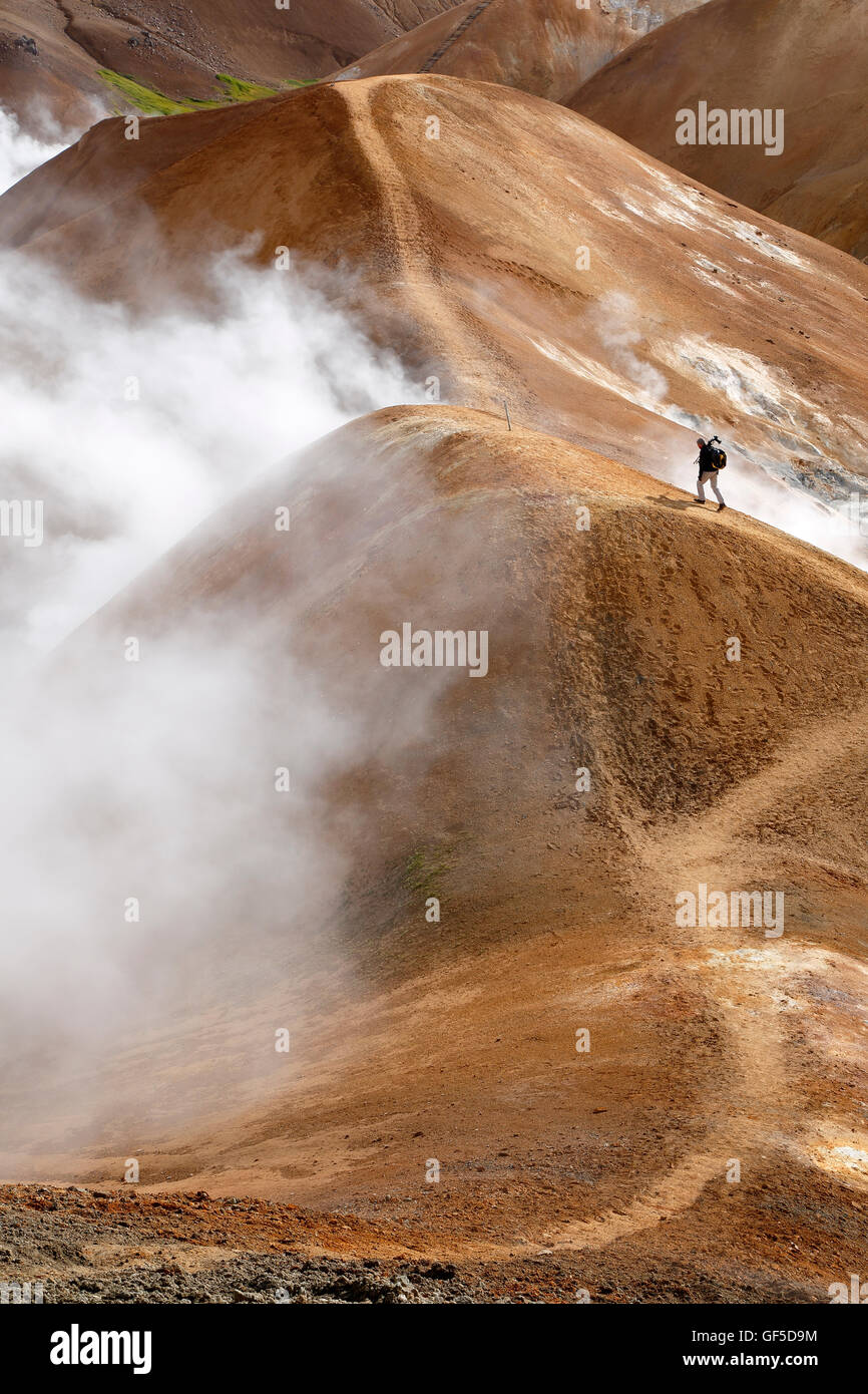 Montagnes de rhyolite, fumerolles et randonneur sur le sentier, Kerlingarfjoll, Islande Banque D'Images