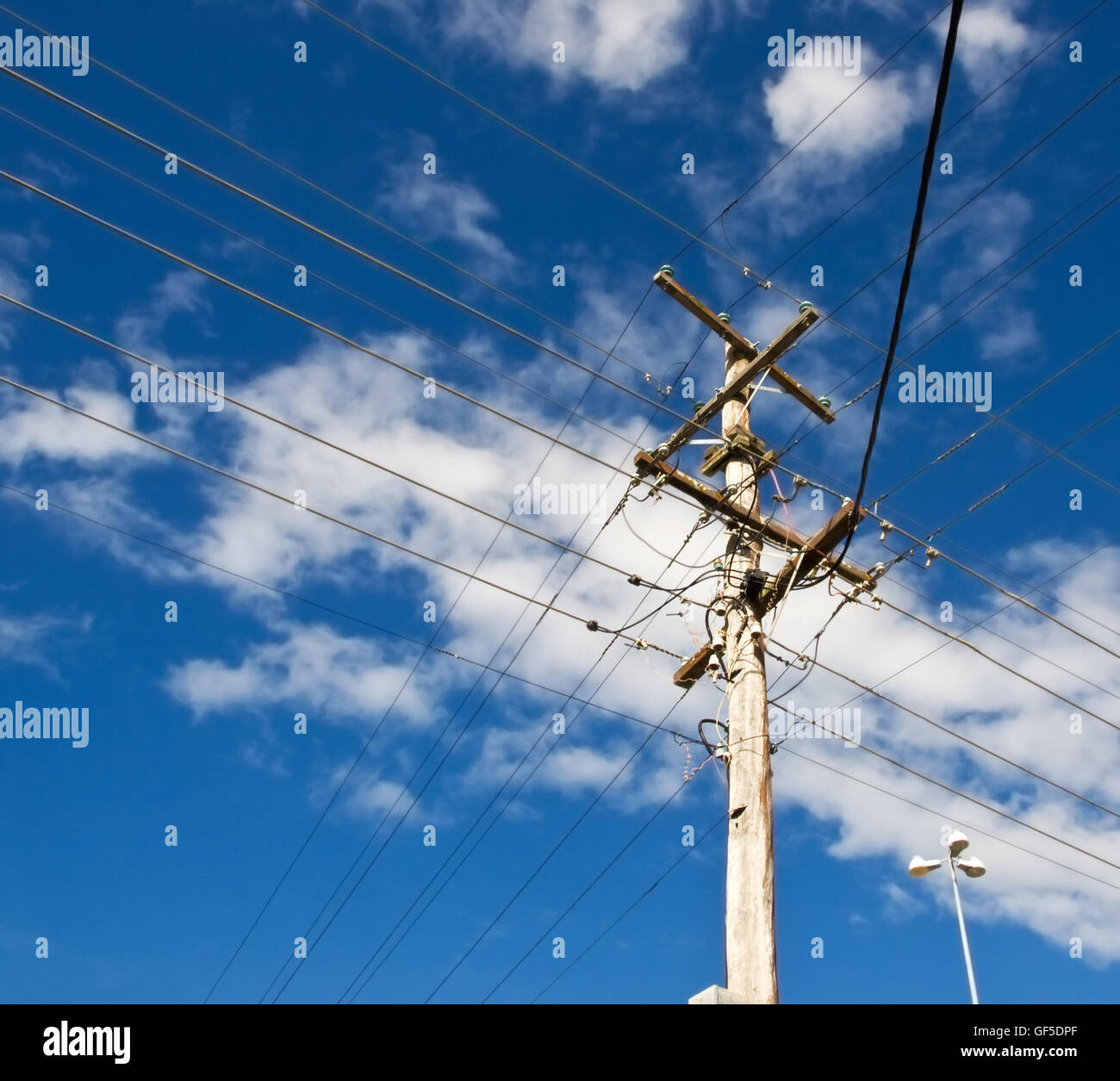 Les lignes d'énergie électrique pour le réseau d'électricité poteau électrique australienne contre ciel nuageux ciel bleu Banque D'Images