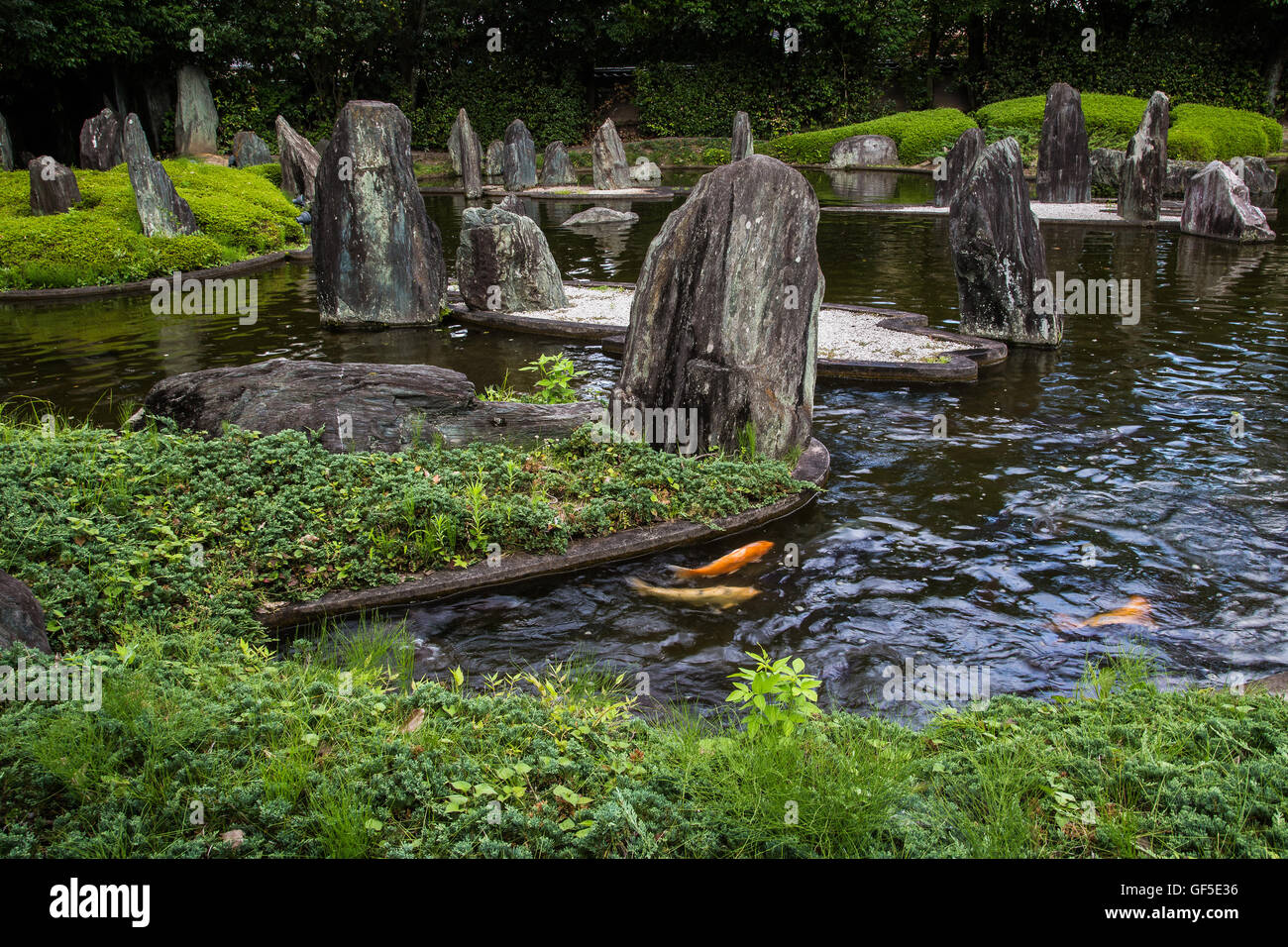 Shofu-en a trois célèbres jardins : Horai, Iwakura et Kyokusui. Ces jardins japonais modernes ont été conçus par Mirei Shigemori d Banque D'Images