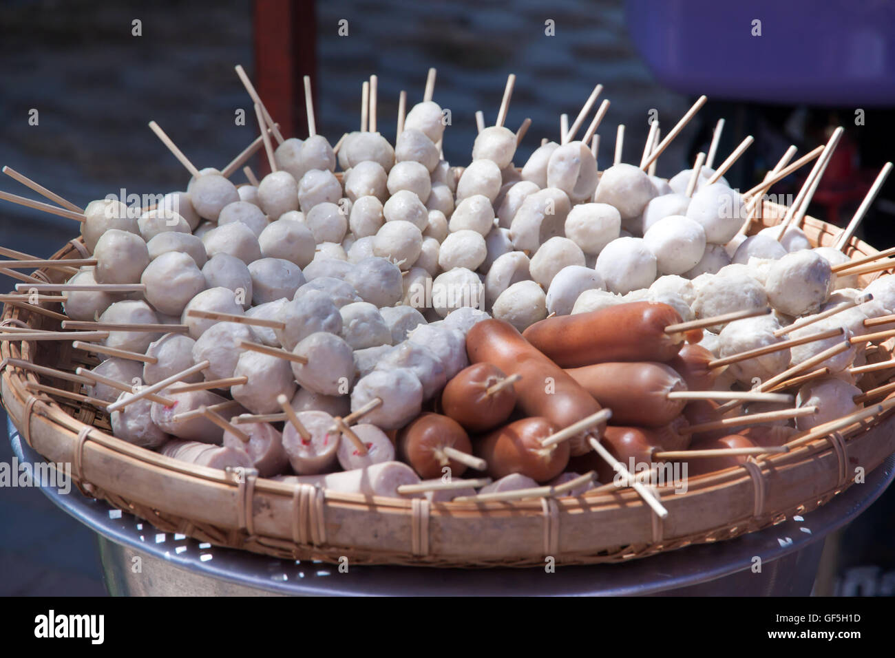 Les boulettes de viande et saucisses. Snack thaïlandais sur le plateau en bambou vente de food street Banque D'Images