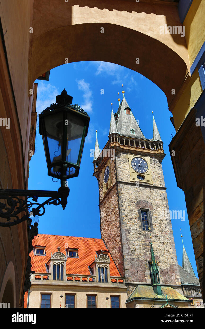 Ancien Hôtel de Ville Tour de l'horloge vue à travers une arche avec une lampe de rue dans la Vieille Ville à Prague, République Tchèque Banque D'Images