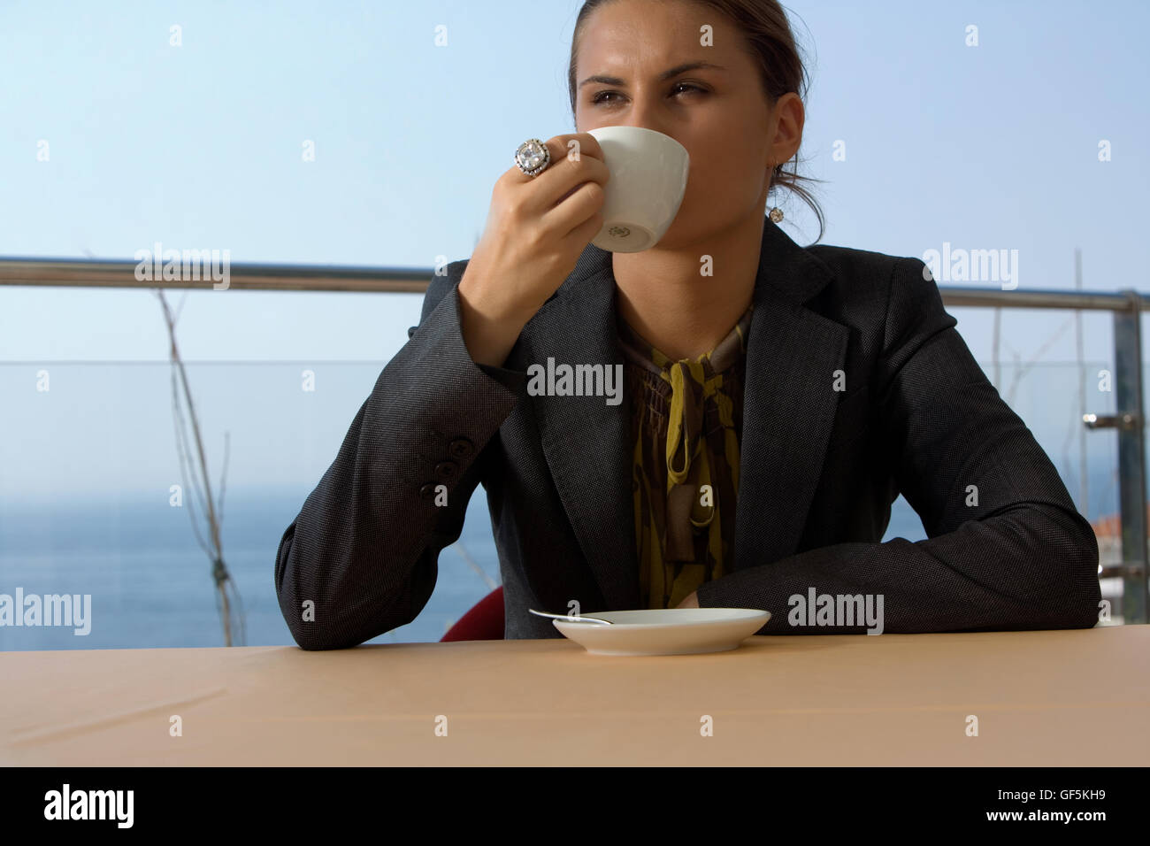 Une femme de boire du café. Banque D'Images