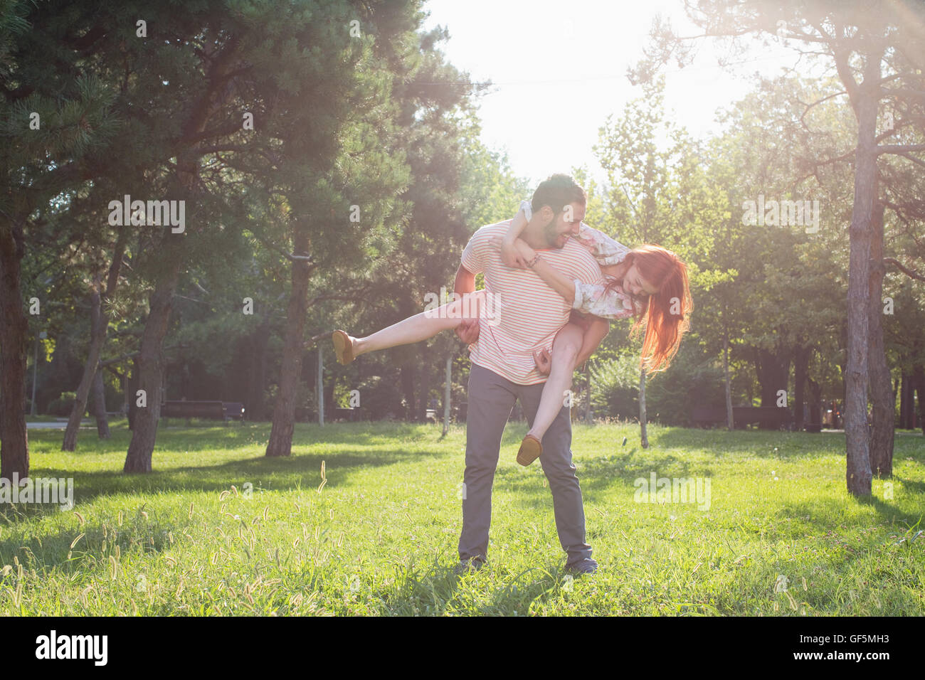 Young man giving piggyback ride à la femme. Banque D'Images