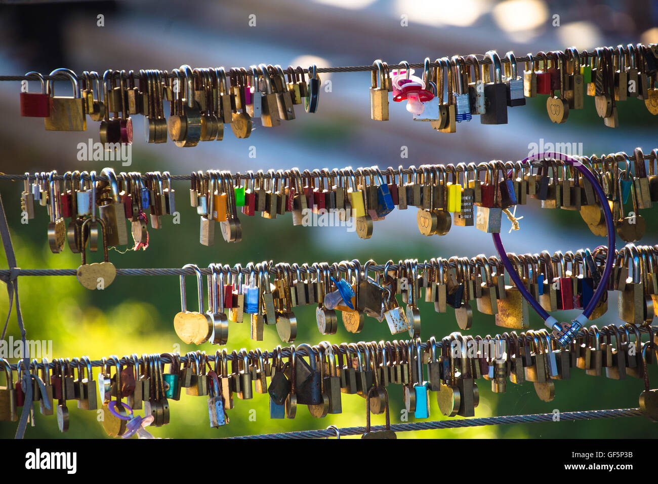 Les chaînes de l'amour sur le pont de la rivière Ljubljanica, Ljubljana, capitale de la Slovénie Banque D'Images