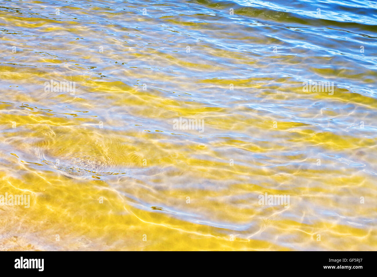 Fond de la rivière, avec du sable jaune transparent dans l'eau claire Banque D'Images