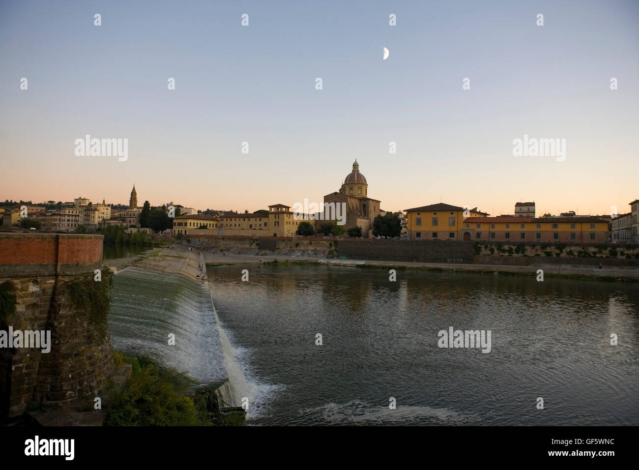 Crépuscule sur l'Arno à Florence, en Italie, avec Chiesa di San Frediano dans Cestello‎ d'en face Banque D'Images