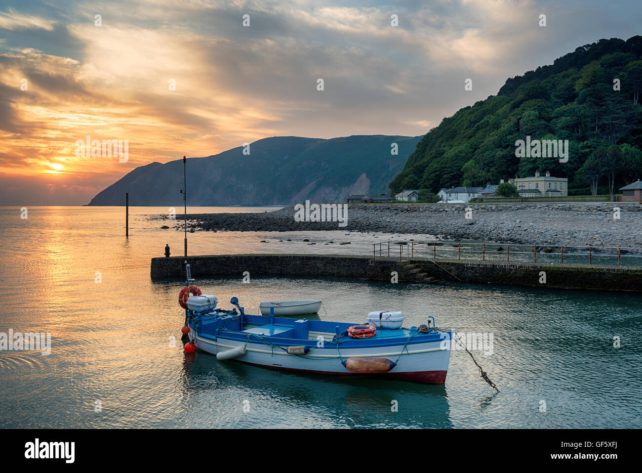 Beau lever de soleil sur un bateau dans le port de Lynmouth, sur la côte nord du Devon Banque D'Images