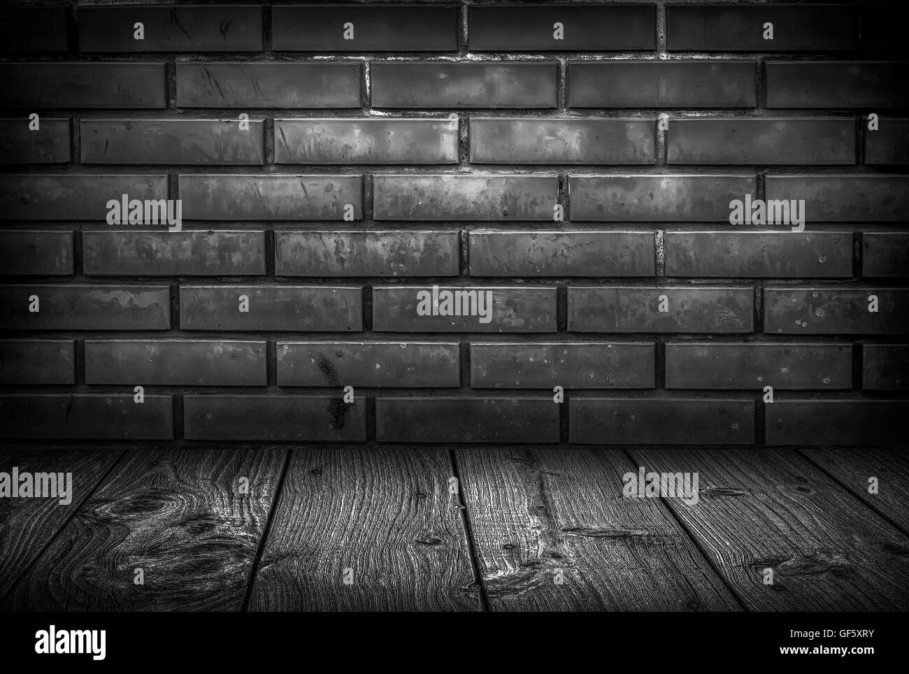 Texture grunge mur de briques et de plancher en bois à l'intérieur de l'intérieur ancien, maçonnerie et briquetage menuiserie concept. Le noir et blanc Banque D'Images