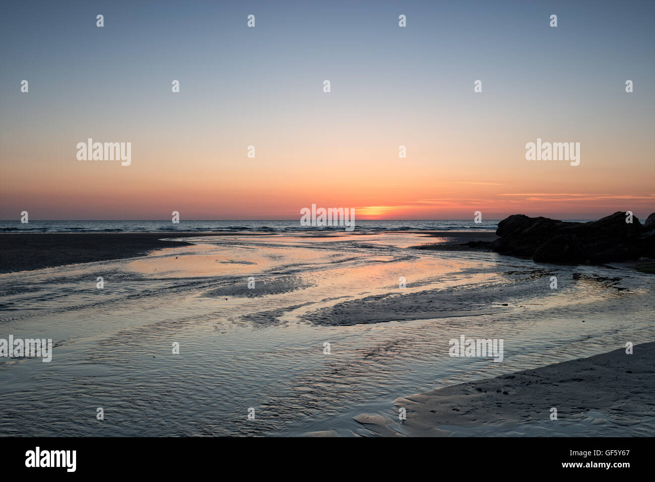 Magnifique coucher de soleil sur la plage de Rolvenden à Cornwall Banque D'Images
