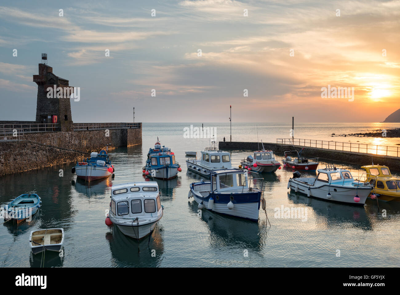 Superbe lever de soleil sur les bateaux de pêche dans le port de Lymouth sur la côte nord du Devon Banque D'Images