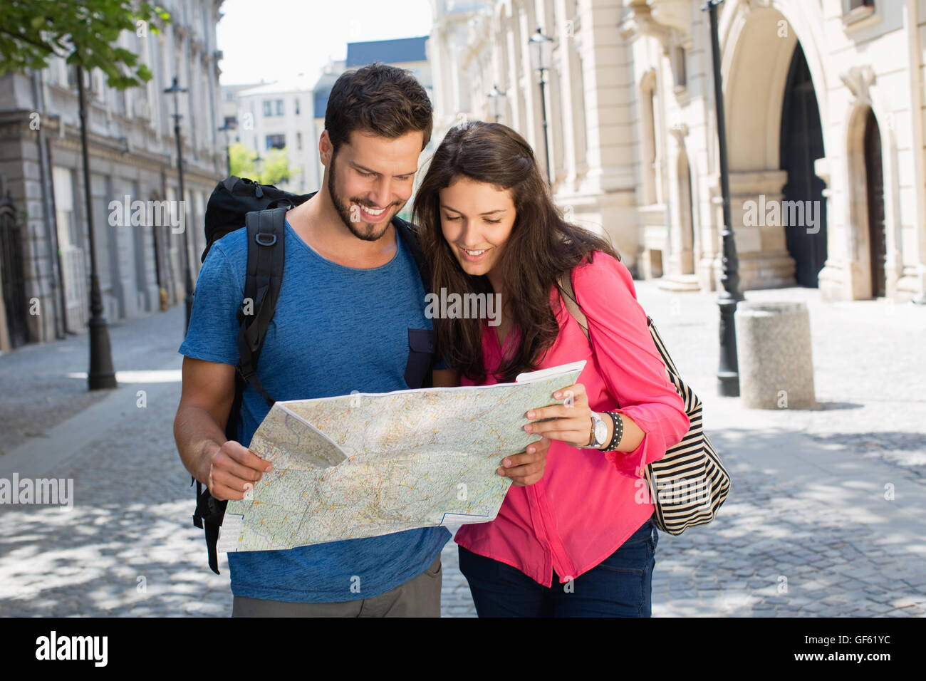 Jeune couple reading map. Banque D'Images