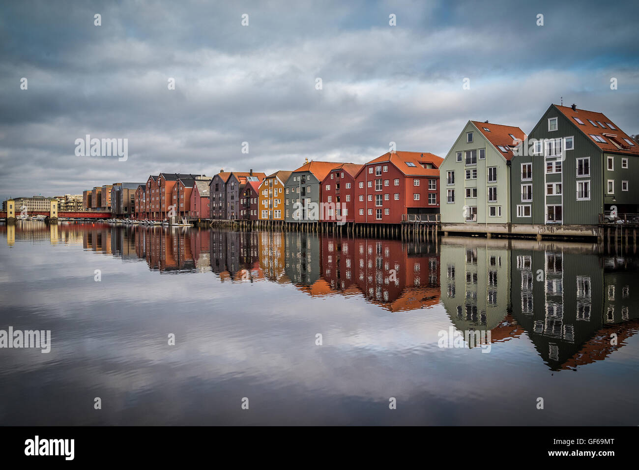 Vieilles maisons en bois en Norvège, Trodheim. Construire les bâtiments sur des piliers de bois en mer bay. Banque D'Images