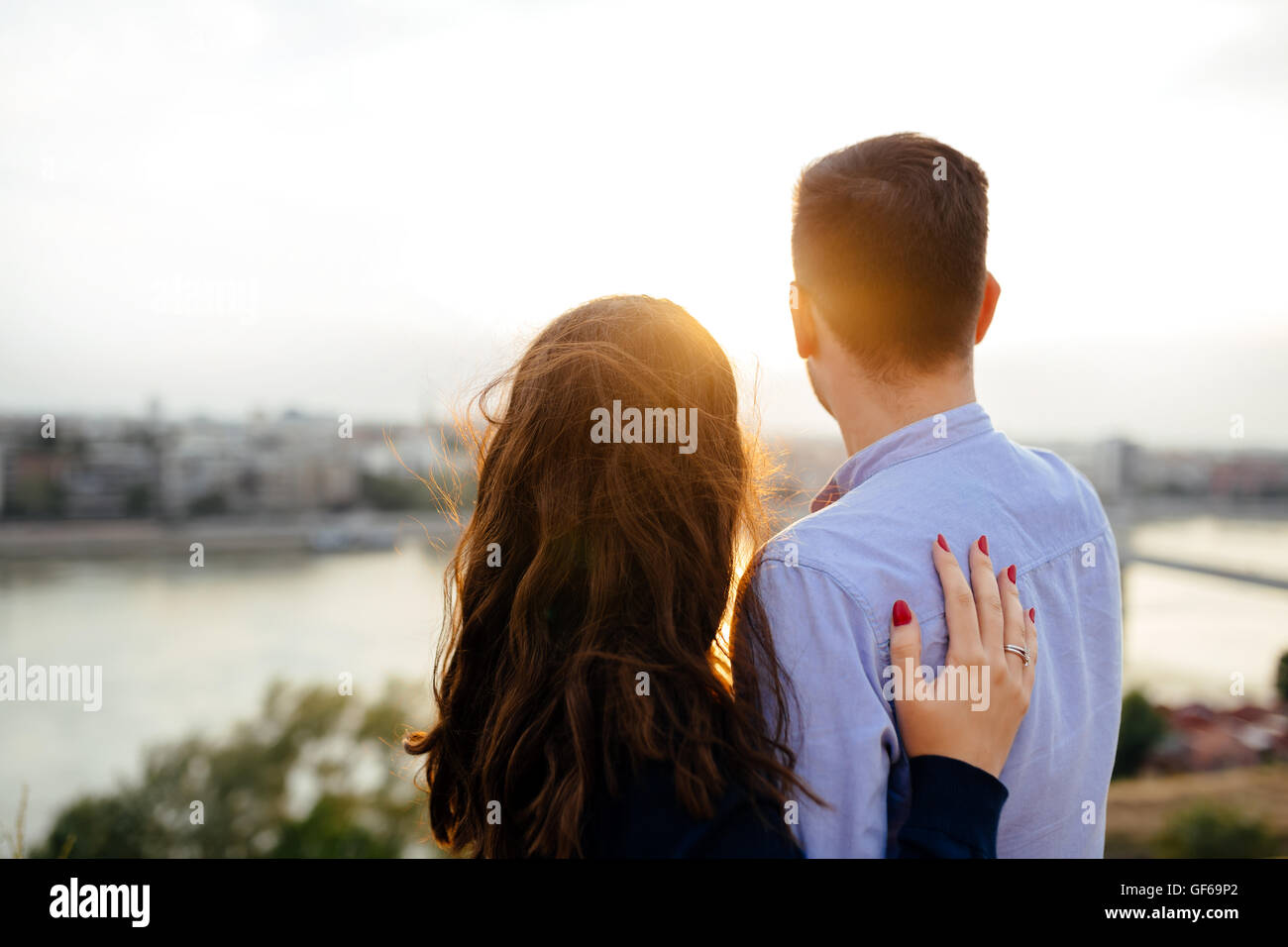 Couple romantique à la vue de la ville au Banque D'Images