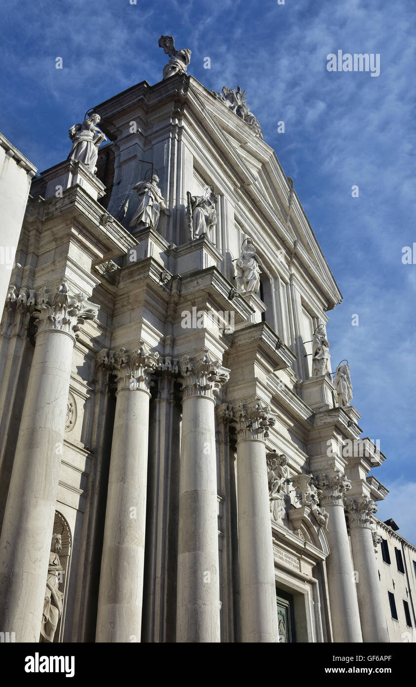 Belle façade baroque avec les saints et les apôtres de Santa Maria Assunta, église des jésuites à Venise juste avant le coucher du soleil, conçu en Banque D'Images