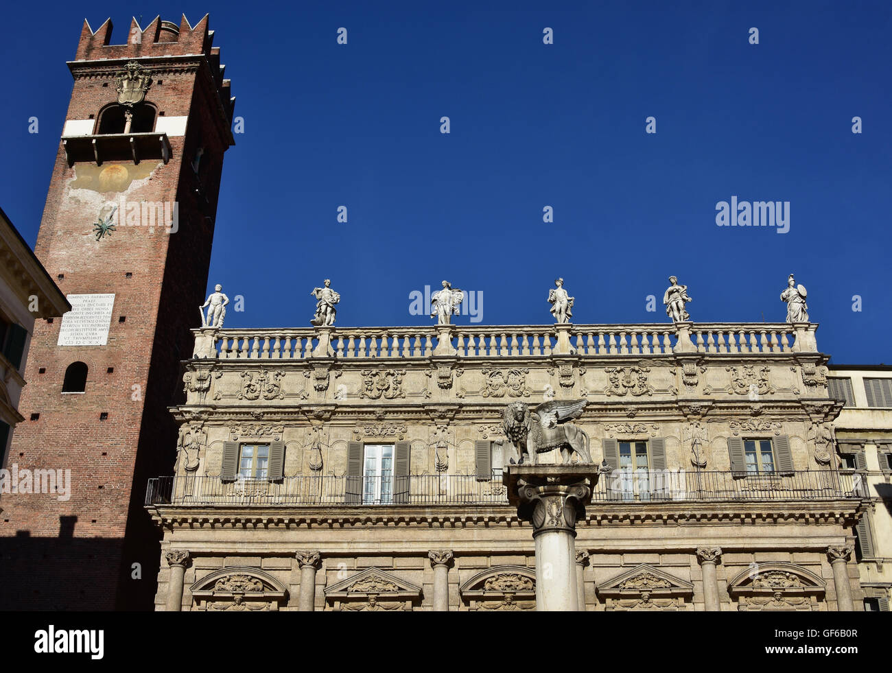 Façade baroque monumental de Palazzo Maffei (17ème siècle) avec Lion Saint Marc et tour médiévale dans la Piazza delle Erbe, carrés Banque D'Images