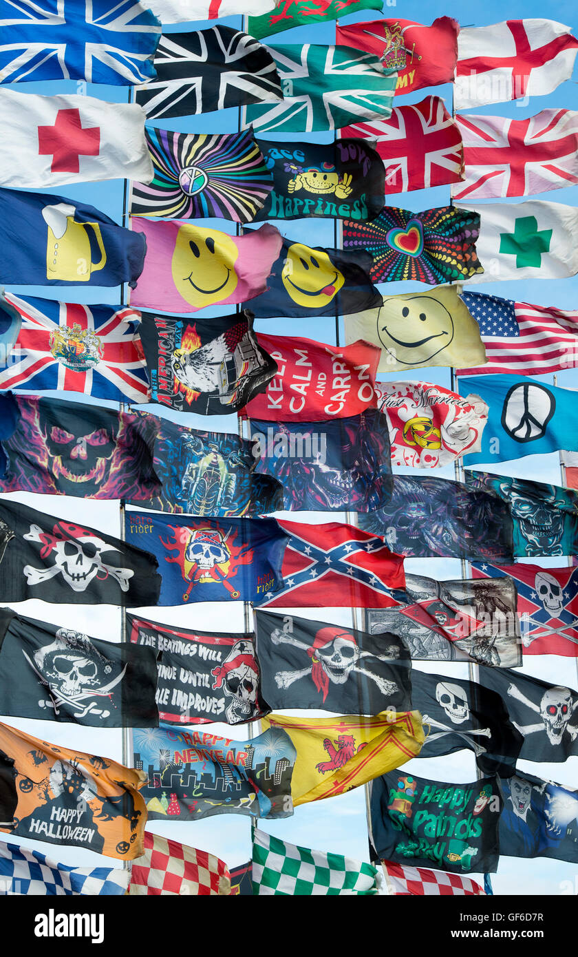 Des drapeaux colorés flottant au vent contre un ciel bleu Banque D'Images