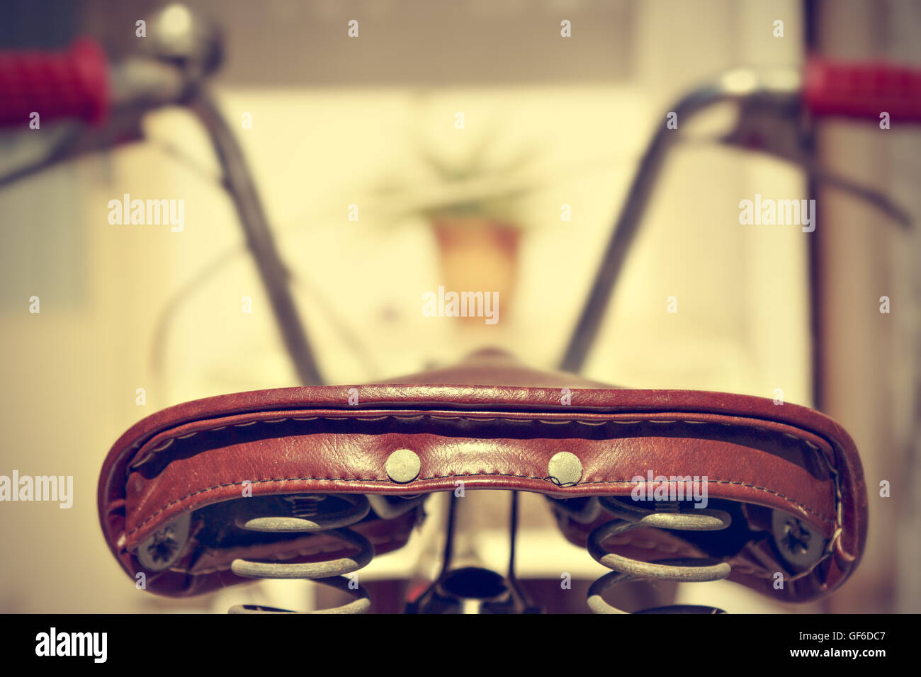 Selle de vélo rétro détail vu de derrière. Vintage style. Image horizontale. Banque D'Images