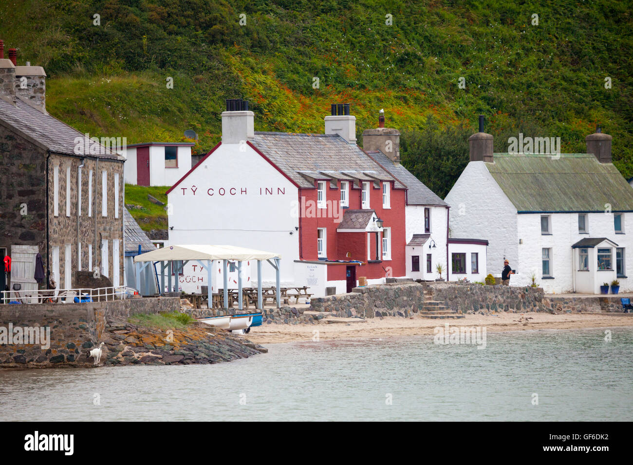 Porthdinllaen Beach, avec le front de Nefyn Morfa Ty Coch Pub situé sur le front de mer, le Pays de Galles, Royaume-Uni Banque D'Images