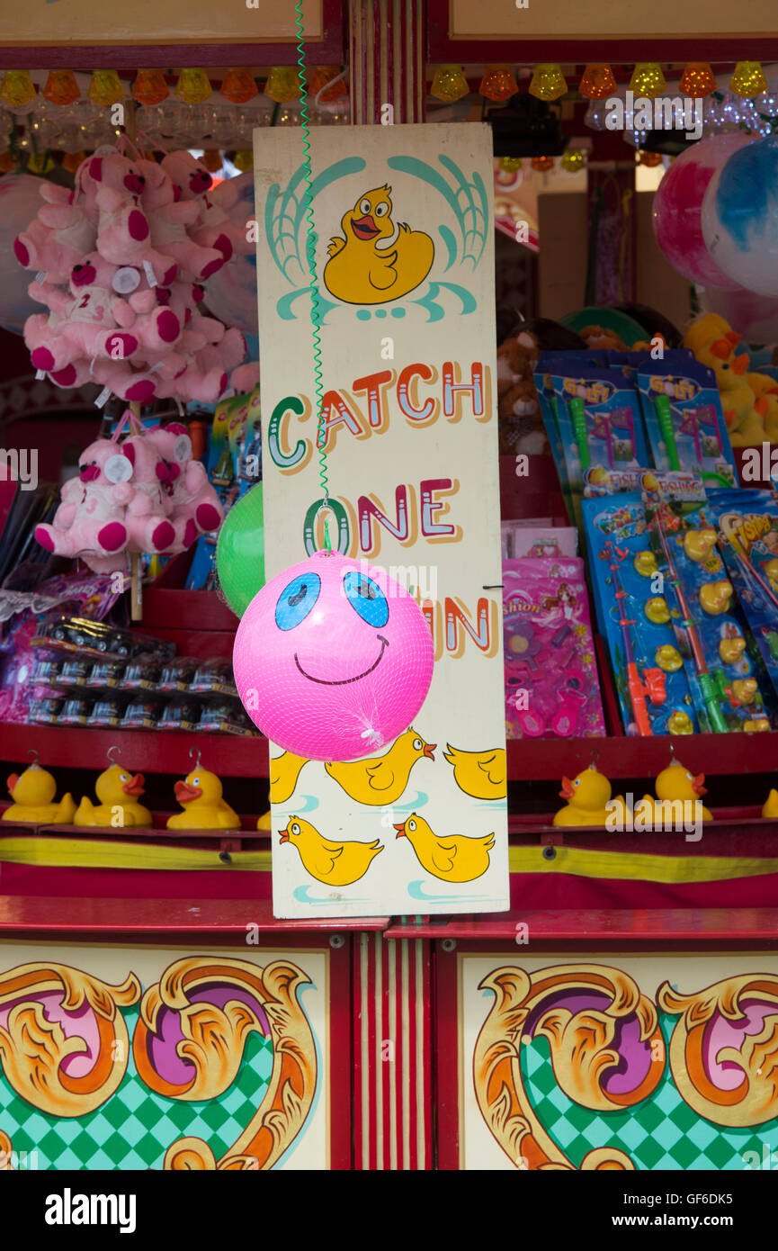 Smilng ballon rose visage traditionnel sur un parc d'un canard crochet stall Banque D'Images