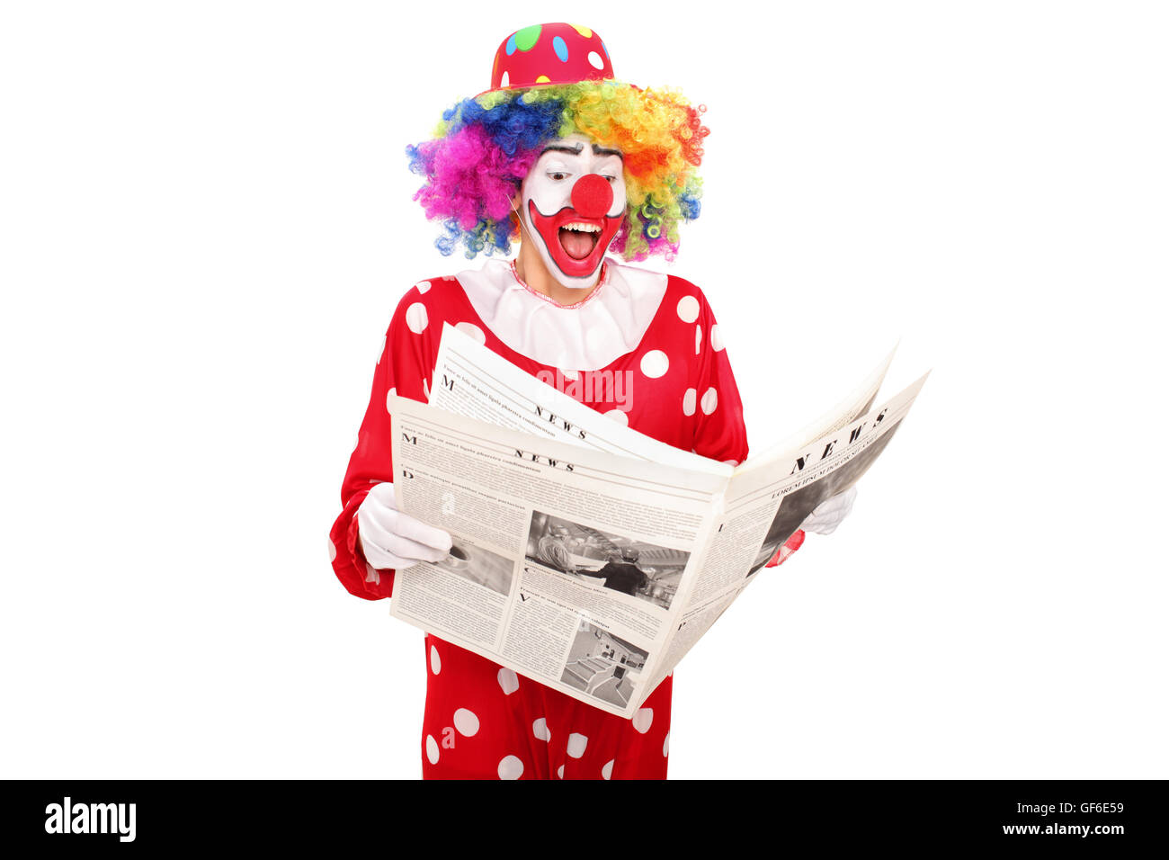 Clown lire un journal isolé sur fond blanc Banque D'Images