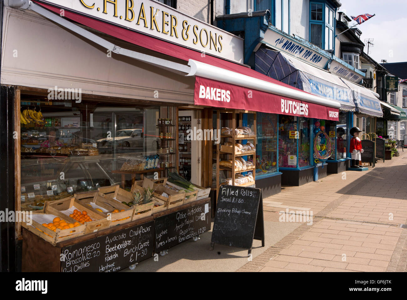 Royaume-uni, Angleterre, Devon, Honiton, High Street, Baker's bouchers et Honiton magasin de jouets Banque D'Images