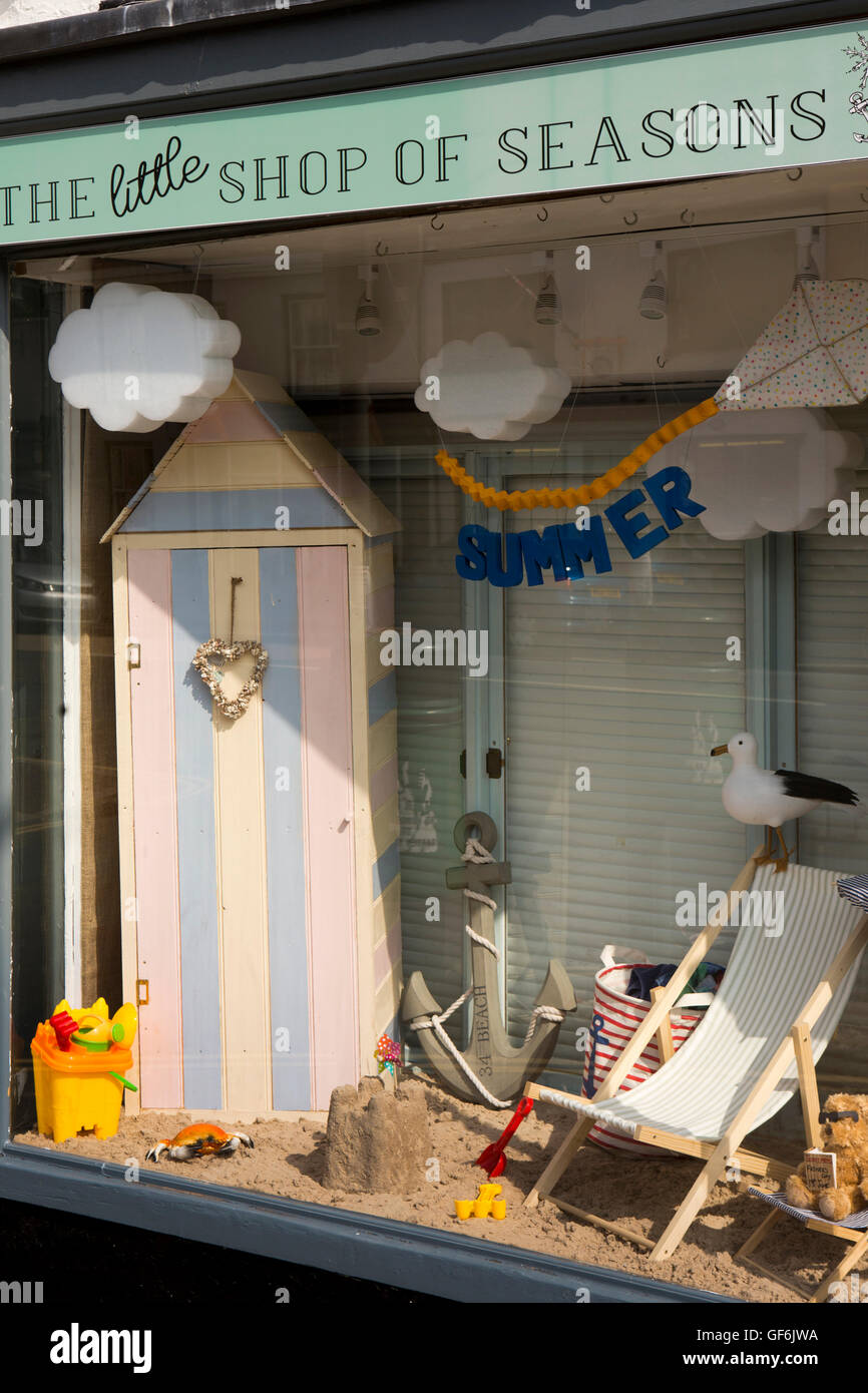 Royaume-uni, Angleterre, Devon, Honiton, High Street, petite boutique des saisons été plage afficher la fenêtre Banque D'Images