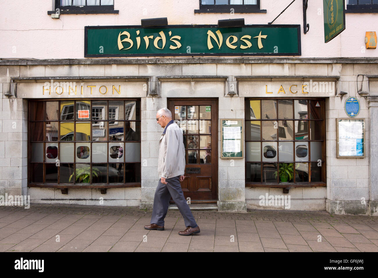 Royaume-uni, Angleterre, Devon, Honiton, High Street, l'homme marchant passé Birds Nest Restaurant chinois dans l'ancien magasin de dentelle Honiton Banque D'Images