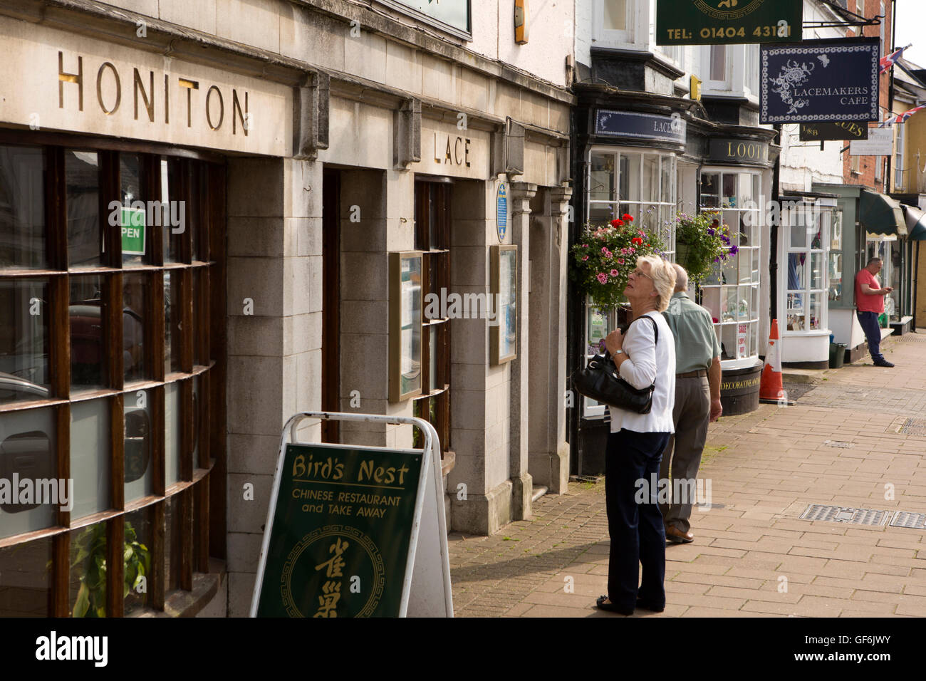 Royaume-uni, Angleterre, Devon, Honiton, High Street, à la femme à l'ancienne boutique dentelle Honiton Banque D'Images