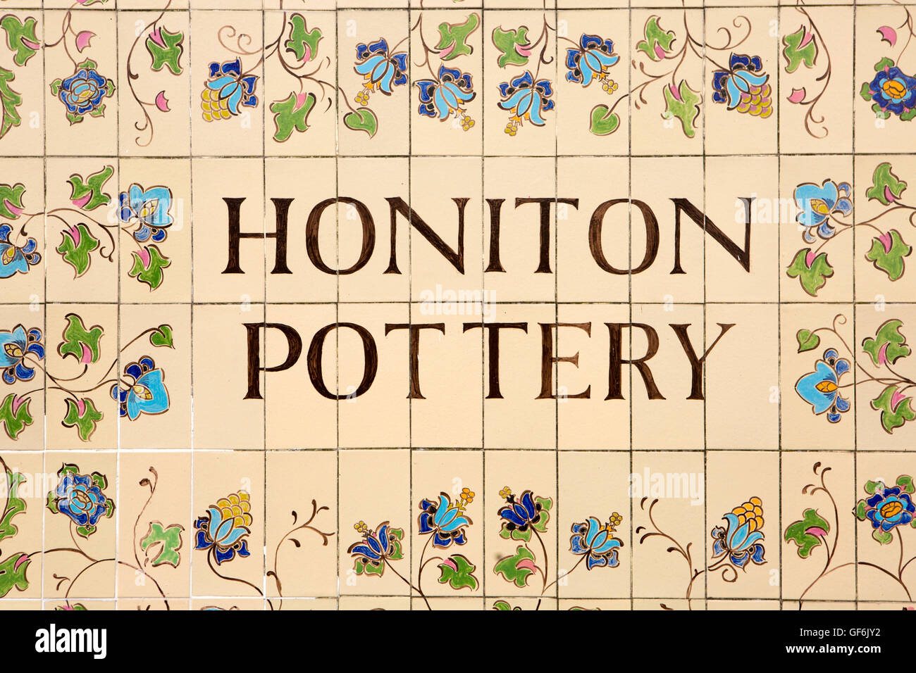 Royaume-uni, Angleterre, Devon, Honiton, High Street, old Honiton signe sol carrelé de céramique Banque D'Images
