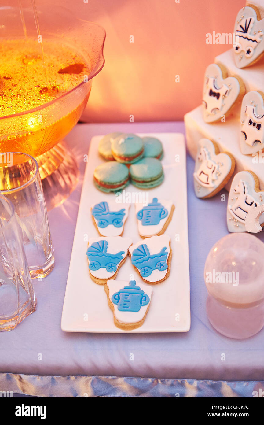 Sweet table avec des cookies et un verre dans une fête Banque D'Images