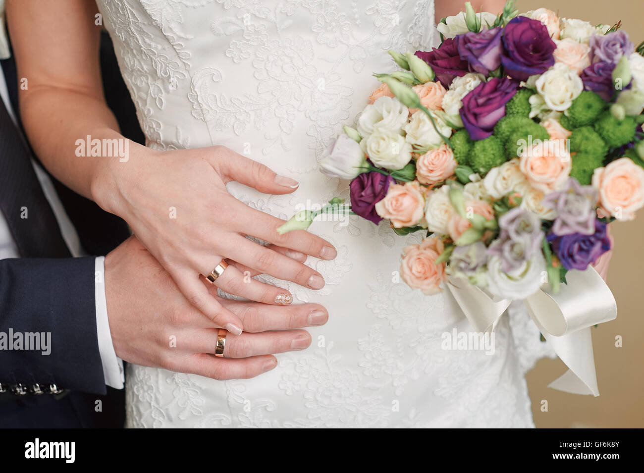 Mains mariée et le marié avec joints toriques de taille Banque D'Images