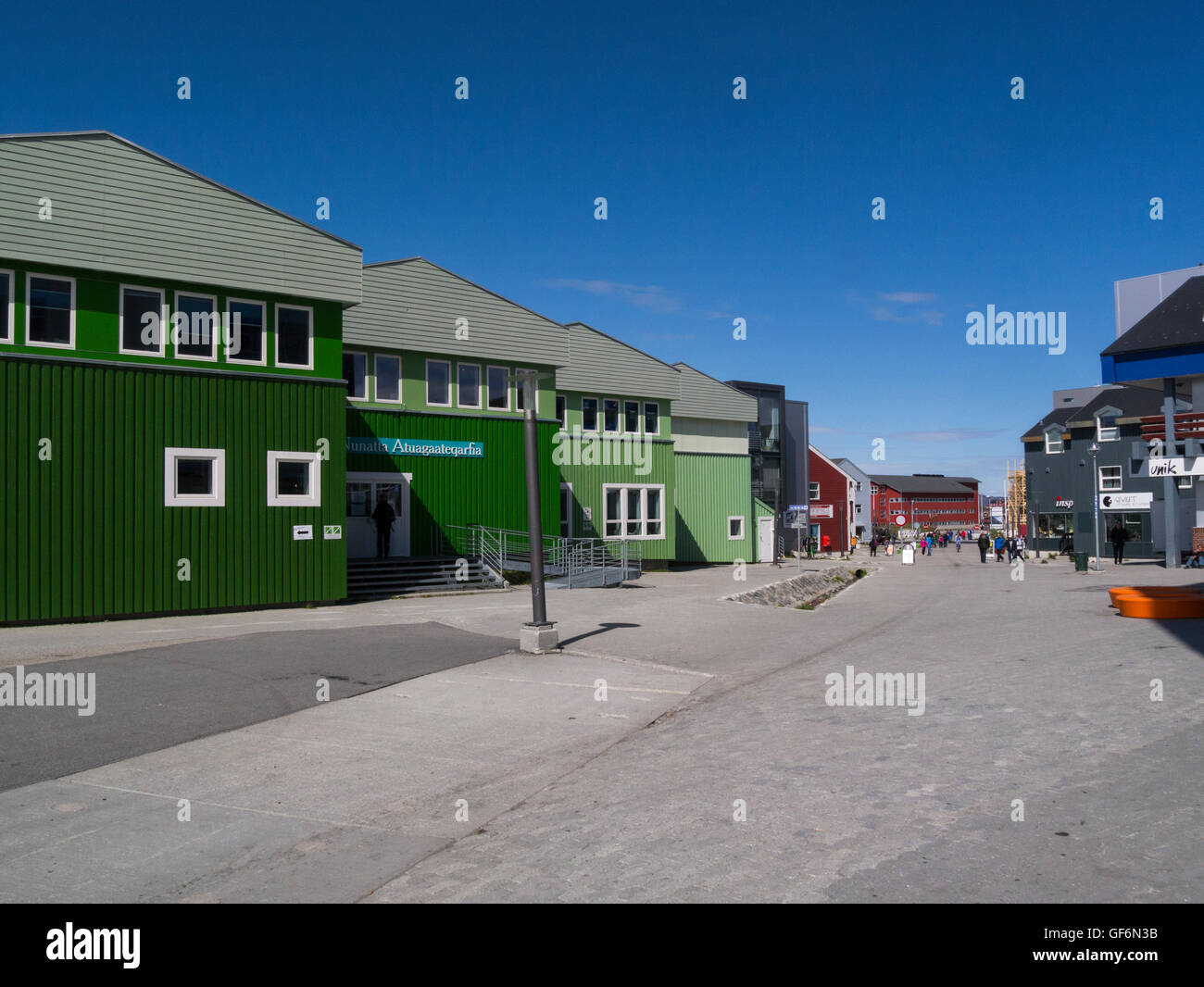 Vue vers le bas de la rue Imaneq Nuuk capitale du Groenland plus grand centre culturel et économique dans la municipalité de Sermersooq Banque D'Images