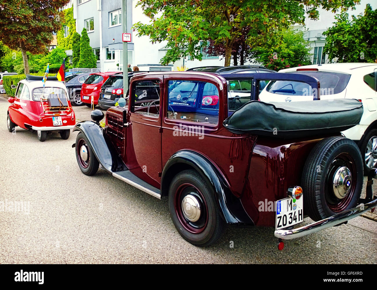 Isetta 300 rouge et blanc et un ancien BMW 315 voiture produite dans les années 1934-1937 au défilé traditionnel à Garching Banque D'Images