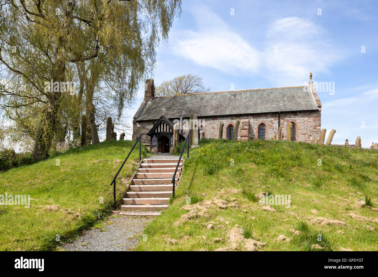 St Marys Church dans le village de Beaumont, Cumbria UK - il a été construit de pierres de mur d'Hadrien qui s'est passé le site. Banque D'Images