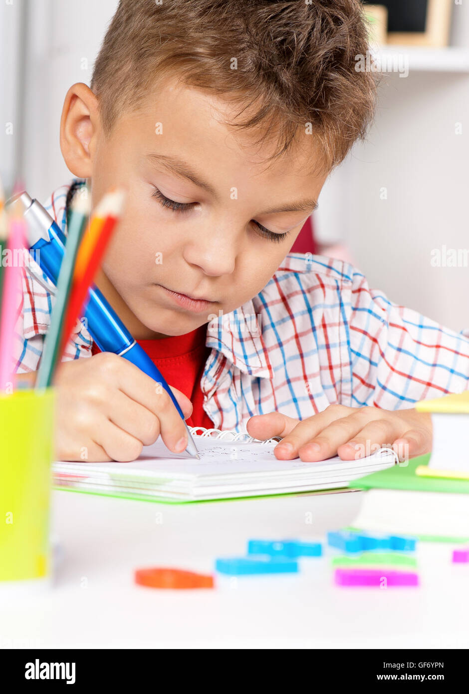 Garçon de l'adolescence à l'école Banque D'Images