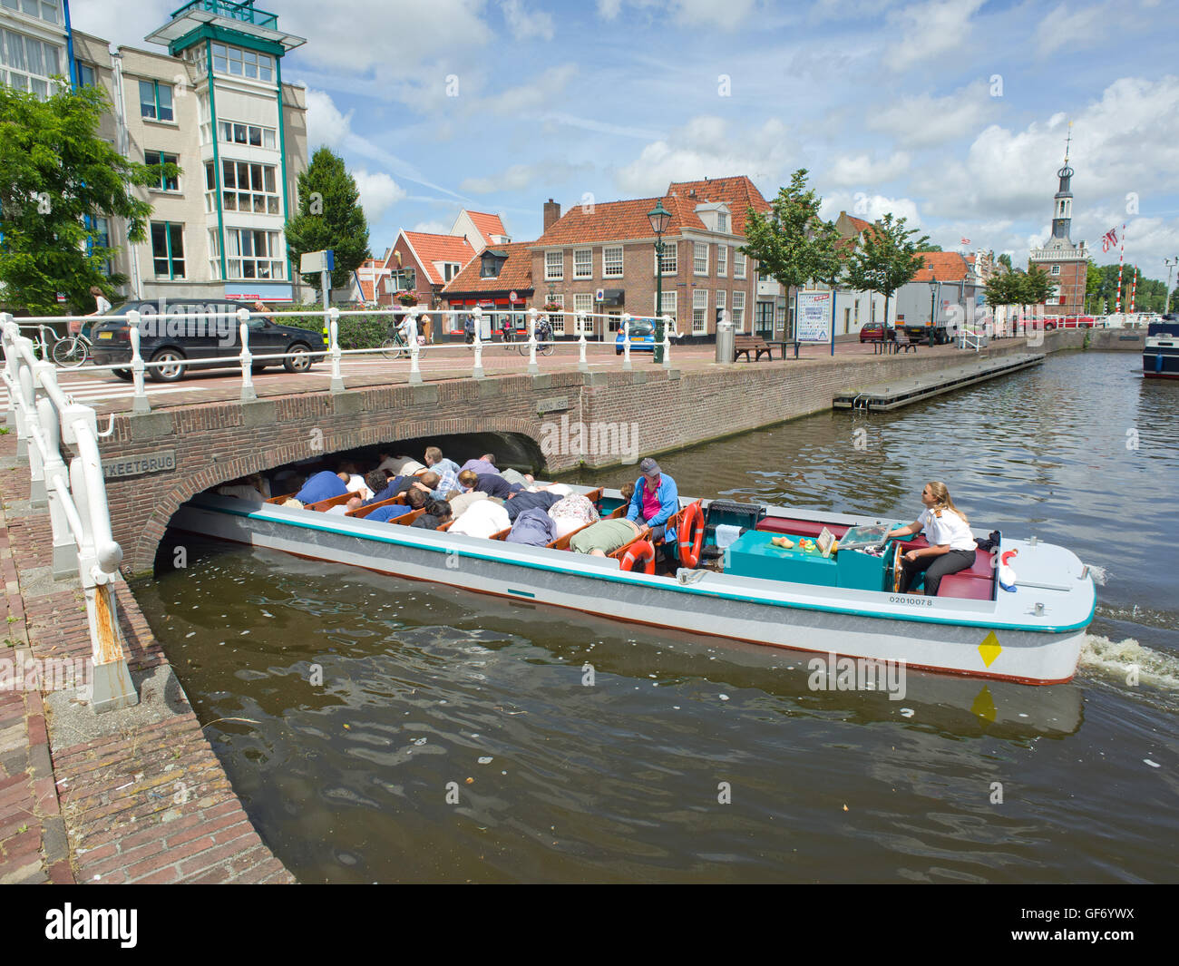 Alkmaar Hollande Excursion en bateau à passagers Préparer le canard sous pont peu élevé. Banque D'Images