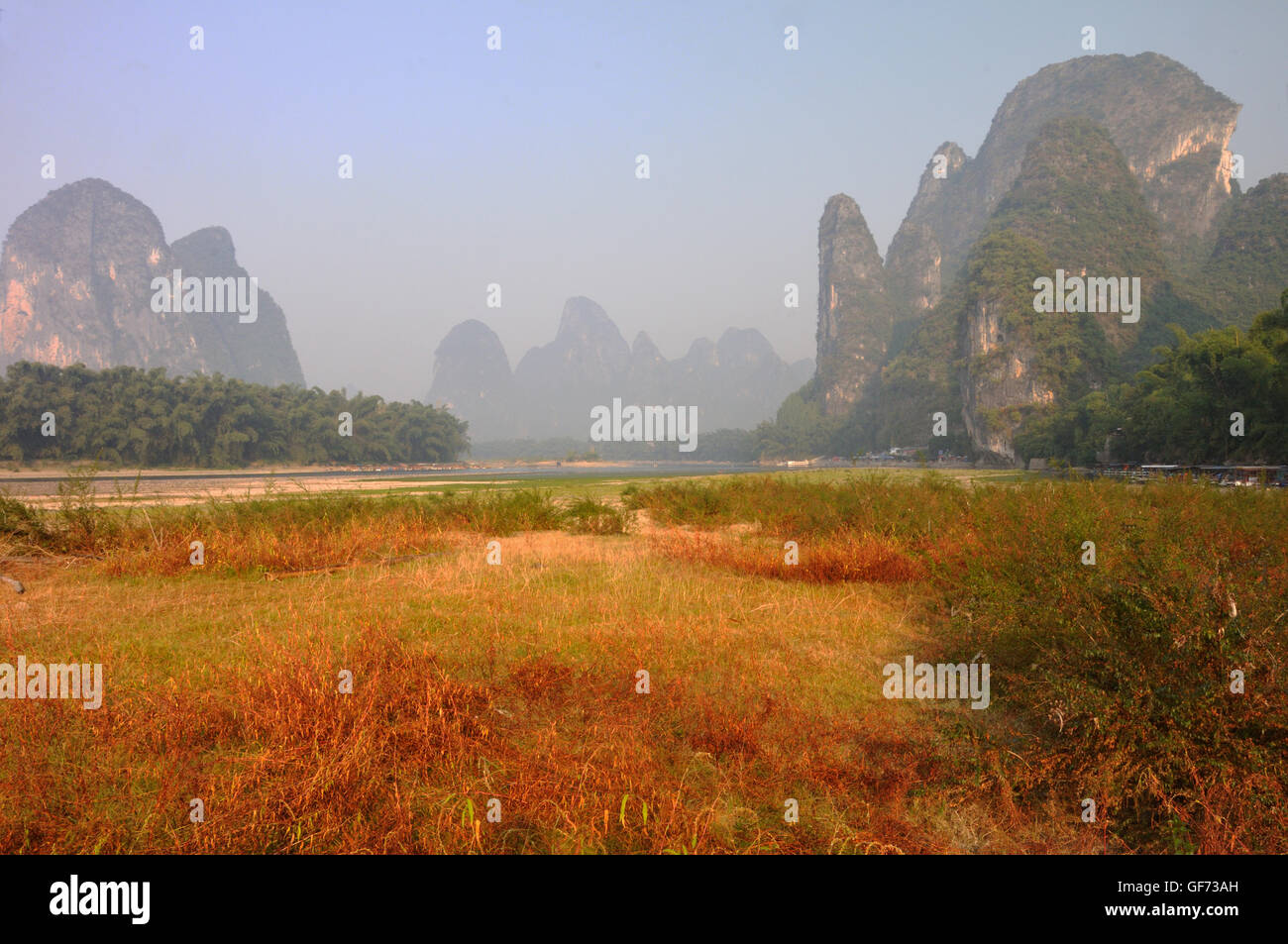 Sur le paysage de la rivière Weihe près de Yangshuo, Guangxi, Chine Banque D'Images