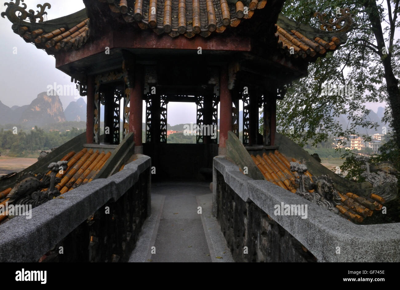 Pavilion en regardant les collines karstiques et de la rivière Li à Yangshuo, Chine Banque D'Images