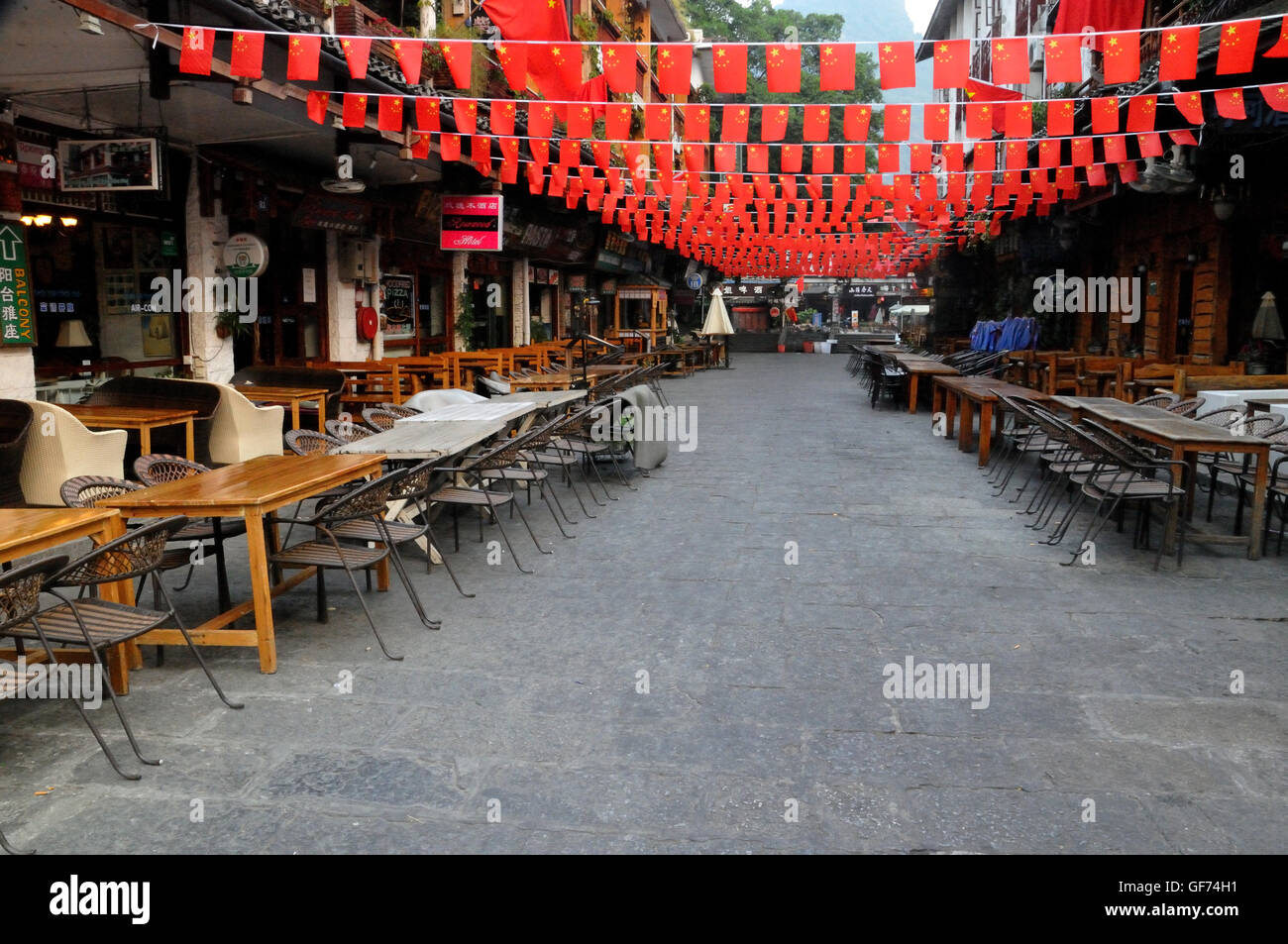 Restaurant-Lined Street dans la vieille ville, Yangshuo, Guangxi, Chine Banque D'Images