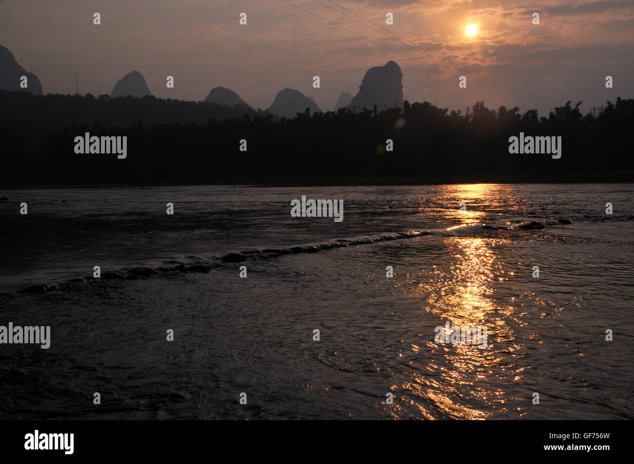 Coucher de soleil sur les collines karstiques et de la rivière Li à Yangshuo, Guangxi, Chine Banque D'Images