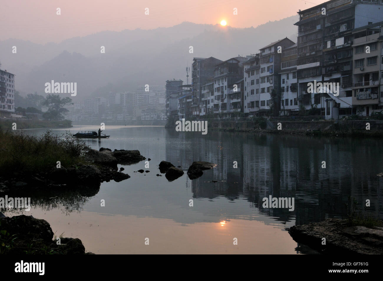 Rivière Xunjiang dans la ville de Longsheng, Guangxi, Chine Banque D'Images